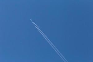 pista desde avión en un azul cielo foto