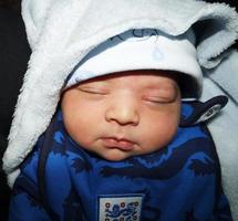 nuevo nacido asiático Pakistán bebé chico es relajante. él es llamado azlán ahmed cha, nacido en 14-marzo-2023 a lutón y estable hospital a lutón Inglaterra Reino Unido. imagen capturado en 20-marzo-2023 foto