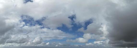 dramático y lluvia nubes terminado Inglaterra foto