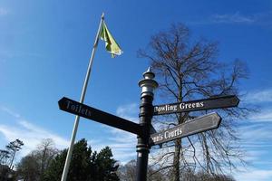 bajo ángulo ver de local público parque. el imagen estaba capturado a Wardown público parque de lutón pueblo de Inglaterra Reino Unido durante un frío y nublado noche de 25-marzo-2023 foto