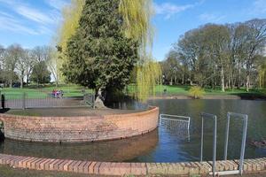 bajo ángulo ver de local público parque. el imagen estaba capturado a Wardown público parque de lutón pueblo de Inglaterra Reino Unido durante un frío y nublado noche de 25-marzo-2023 foto