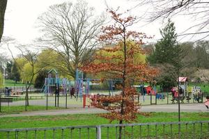 bajo ángulo ver de local público parque. el imagen estaba capturado a Wardown público parque de lutón pueblo de Inglaterra Reino Unido durante un frío y nublado noche de 01-abril-2023 foto