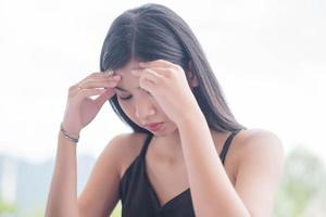 mujer con dolor de cabeza aislado en blanco antecedentes foto