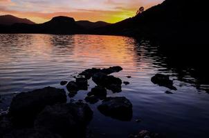 puesta de sol sobre el lago foto