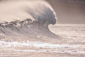 enormes olas del mar foto