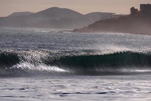 enormes olas del mar foto