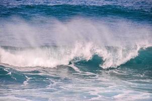 enormes olas del mar foto