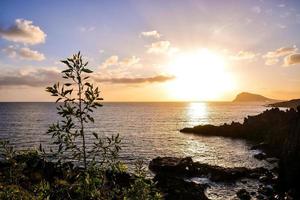 puesta de sol sobre el mar foto