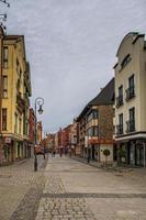 paisaje histórico antiguo pueblo en Polonia en lebork con ático vivienda casas foto