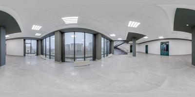 lleno sin costura esférico hdri 360 panorama ver en vacío moderno salón con columnas, puertas y panorámico ventanas en equirrectangular proyección, Listo para Arkansas vr contenido foto