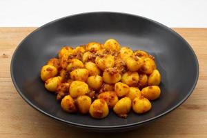 italiano Ñoquis di patata, patata Gnocchi, con boloñesa salsa. foto