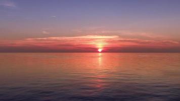 un hermosa amanecer en el horizonte a mar filmado desde un barco en el Mediterráneo video