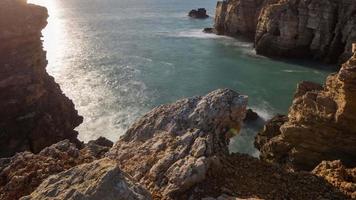 skön vild kustlinje runt om sagrar på portugal atlanten kust video