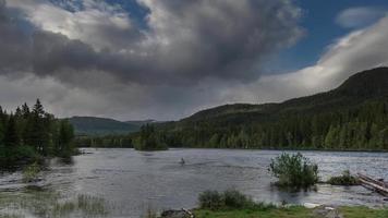 timelapse schot van stroomversnellingen en waterval in Noorwegen video