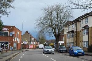 bajo ángulo ver de británico la carretera y tráfico a lutón pueblo de Inglaterra Reino Unido. el imagen estaba capturado a central lutón ciudad durante un frío y nublado noche de 24-marzo-2023 foto