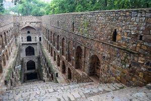 agrasen ki baoli - paso bien situado en medio de connaught colocado nueva delhi india, antigua construcción de arqueología antigua foto