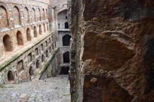 agrasen ki baoli - paso bien situado en medio de connaught colocado nueva delhi india, antigua construcción de arqueología antigua foto