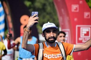 nuevo Delhi, India - marzo dieciséis 2023 - vedanta Delhi medio maratón carrera después codicioso en cuales maratón Participantes acerca de a cruzar el terminar línea, Delhi medio maratón 2022 foto