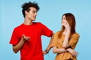 alegre joven Pareja multicolor camisetas moderno estilo Moda azul antecedentes foto