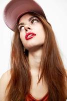 emocional mujer en un gorra mirando arriba mirando oblicuo de moda ropa foto