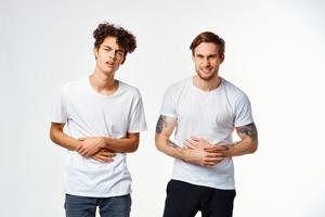 dos hombres en blanco camisetas participación su cabezas emociones descontento foto