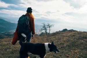 mujer caminante perro caminando naturaleza montañas paisaje foto