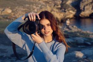 Pelirrojo mujer fotógrafo naturaleza rocoso montañas profesional foto