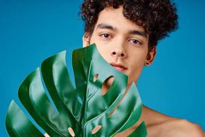 hombre con Rizado pelo desnudo espalda verde hojas ecología foto