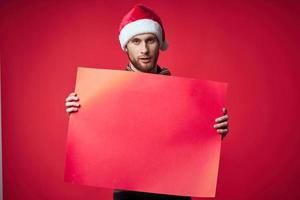 hermoso hombre en nuevo años ropa publicidad Copiar espacio rojo antecedentes foto