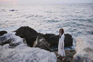 mujer viajero camina volcánico rock formaciones en el isla naturaleza foto