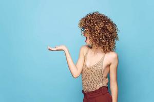 mujer encanto Rizado pelo emoción lado ver Copiar espacio mano gesto foto