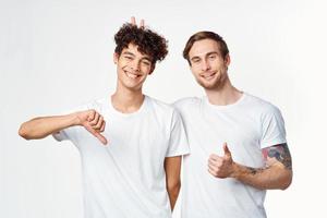dos hombres en blanco camisetas gesticulando con su manos amistad estudio foto