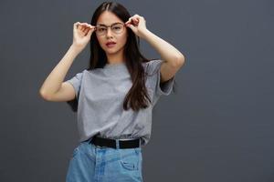 hermosa mujer lentes en cara Moda estilo de vida gris camiseta gris antecedentes foto