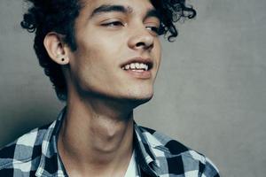 hombre con Rizado pelo en tartán camisa retrato recortado ver modelo emociones foto