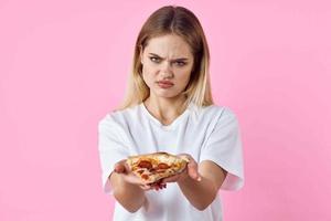 alegre bonito mujer en blanco camiseta Pizza rápido comida bocadillo restaurante foto