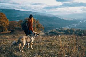 alegre mujer turista siguiente a perro y caminar amistad viaje foto