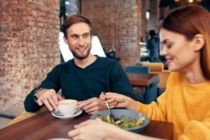 mujer y hombre comida en restaurante ensalada comida comida taza de café foto