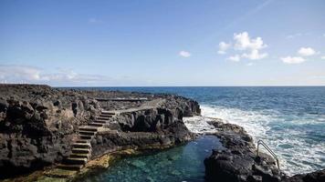 de charco azul naturlig pooler i la palma, kanariefågel öar video