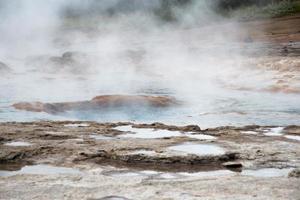 geysir durante bajo nivel. caliente agua y vapor foto