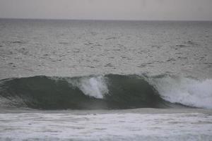 olas estrellarse en el costa foto