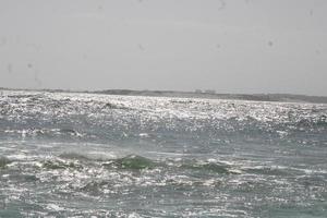 olas estrellarse en el costa foto