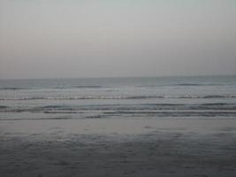 foto de natural paisaje ver de hermosa invierno playa y mar en un soleado día en de cox bazar, bangladesh viaje y vacaciones.