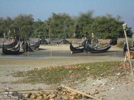 foto de natural paisaje ver de hermosa tropical playa y mar en un soleado día en de cox bazar, bangladesh viaje y vacaciones.