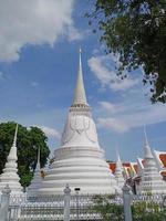 wat ratchasittharam es un templo en Bangkok, Tailandia. eso es un templo con un hermosa blanco pagoda en el templo. foto