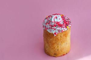 Pascua de Resurrección pasteles - tradicional kulich en un rosado antecedentes. paska Pascua de Resurrección un pan en ruso letras xb foto