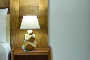lámpara de mesa en el dormitorio foto