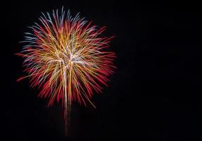 fuegos artificiales en el oscuro cielo antecedentes con espacio para texto foto