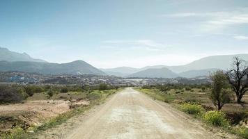 pov Disparo desde el frente de un apagado la carretera vehículo conducción a lo largo un vacío montaña camino, Marruecos video