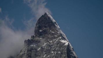 matterhorn en omgeving bergen in de Zwitsers Alpen met fantastisch wolk formaties video