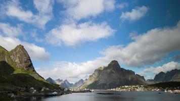 Visão do uma Vila dentro a lofoten ilhas, Noruega video